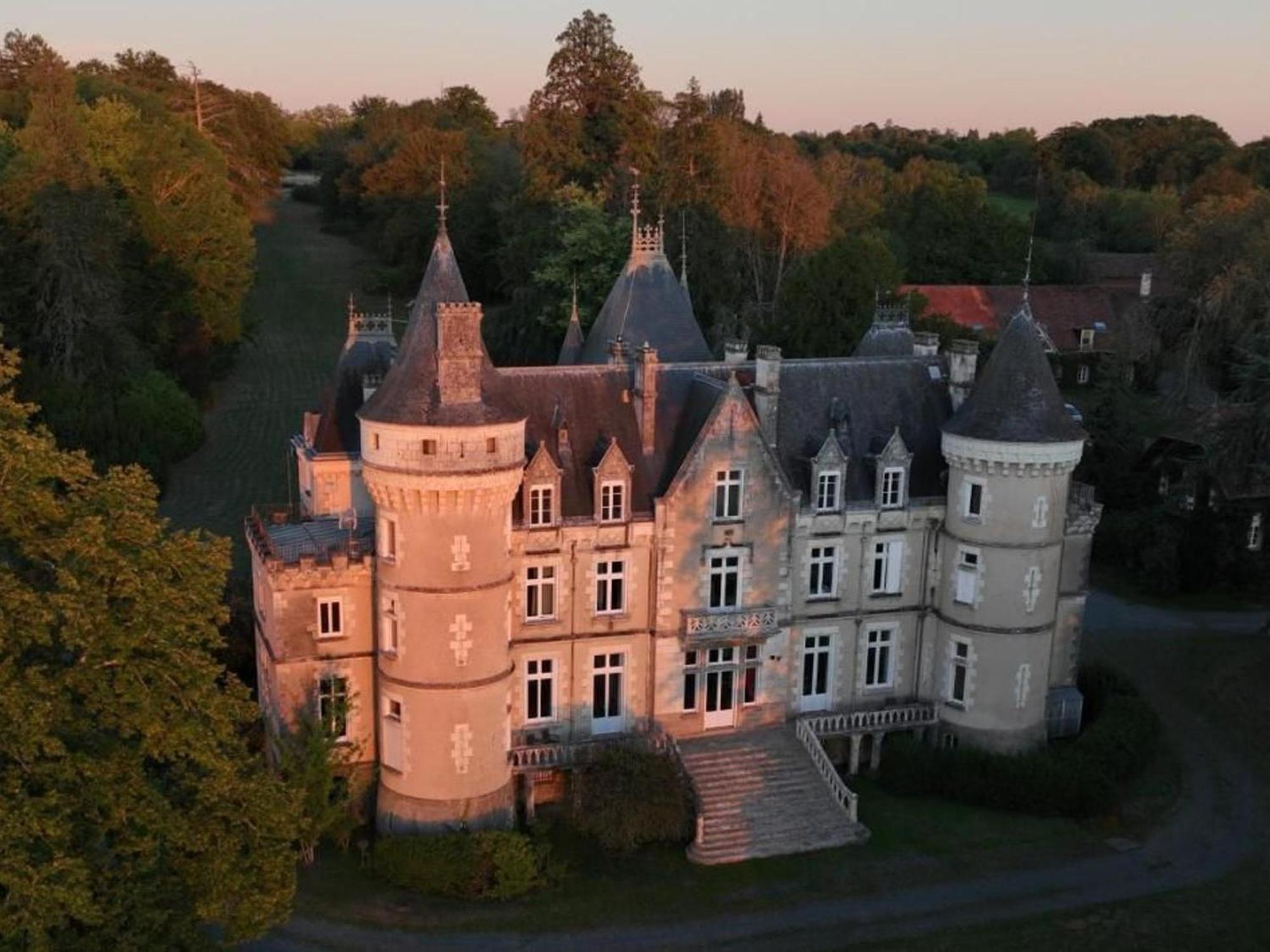 Sejour De Charme Au Chateau Avec Petit-Dejeuner Et Parking - Fr-1-591-705 Cluis Exteriör bild