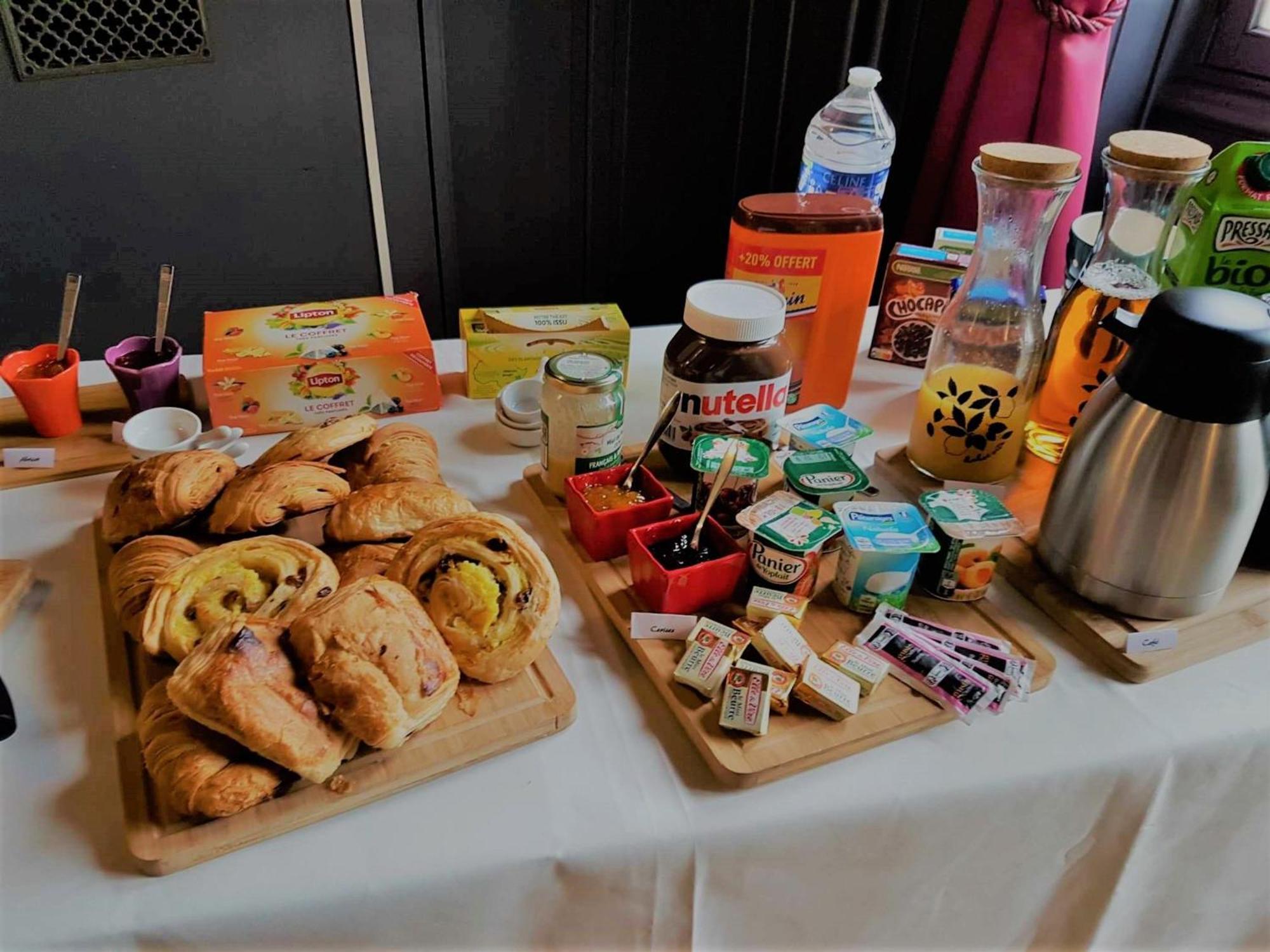 Sejour De Charme Au Chateau Avec Petit-Dejeuner Et Parking - Fr-1-591-705 Cluis Exteriör bild