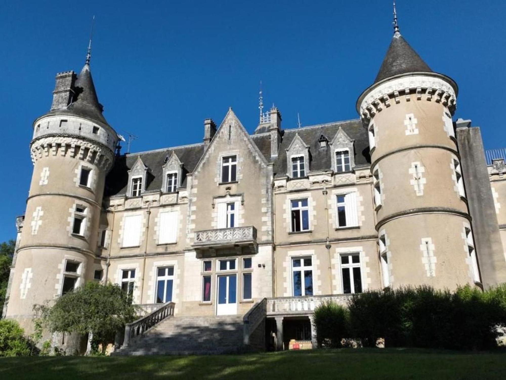 Sejour De Charme Au Chateau Avec Petit-Dejeuner Et Parking - Fr-1-591-705 Cluis Exteriör bild