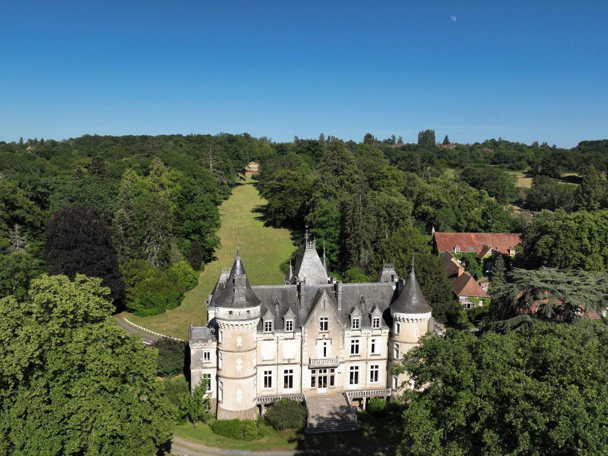 Sejour De Charme Au Chateau Avec Petit-Dejeuner Et Parking - Fr-1-591-705 Cluis Exteriör bild