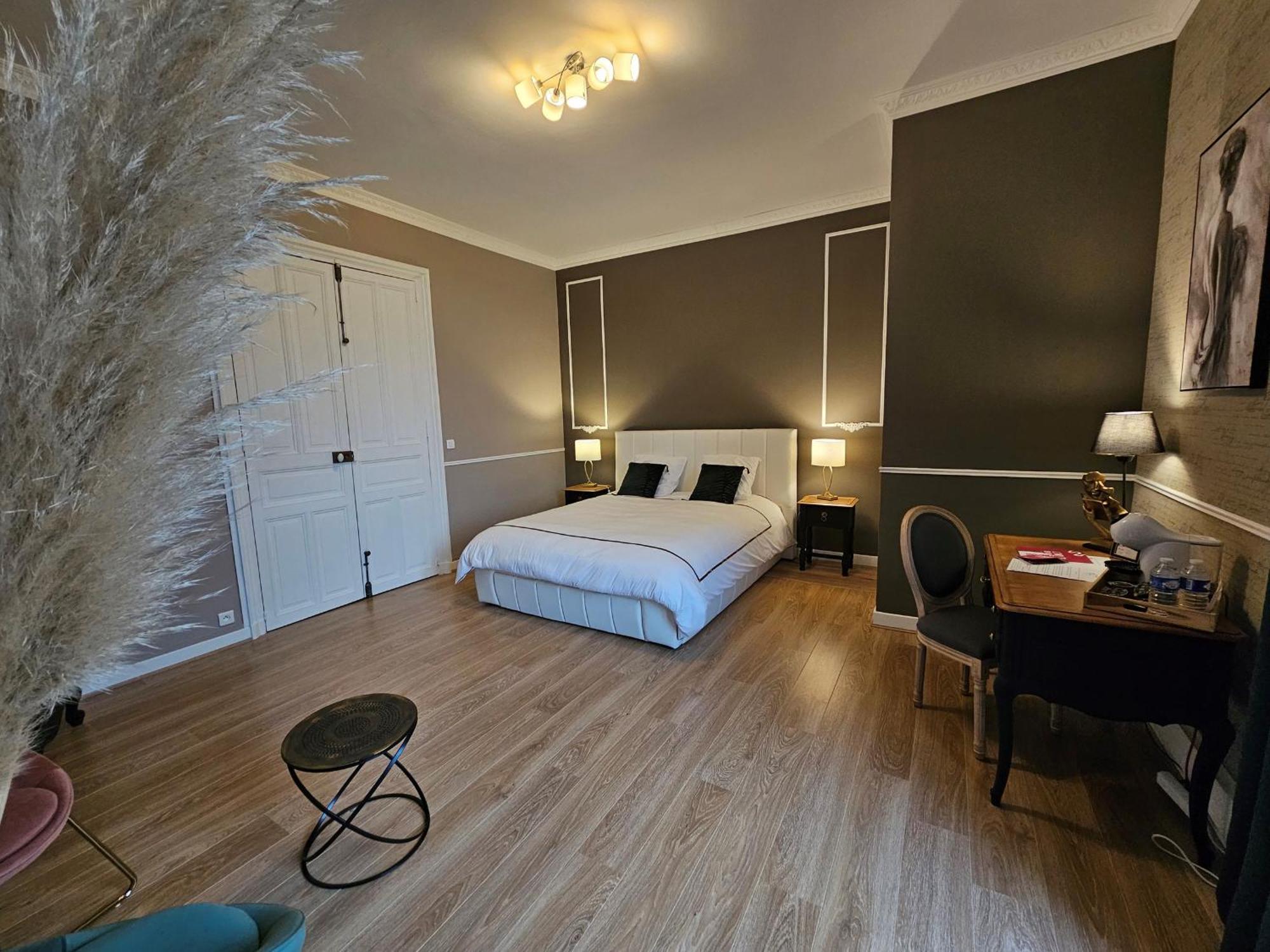 Sejour De Charme Au Chateau Avec Petit-Dejeuner Et Parking - Fr-1-591-705 Cluis Exteriör bild