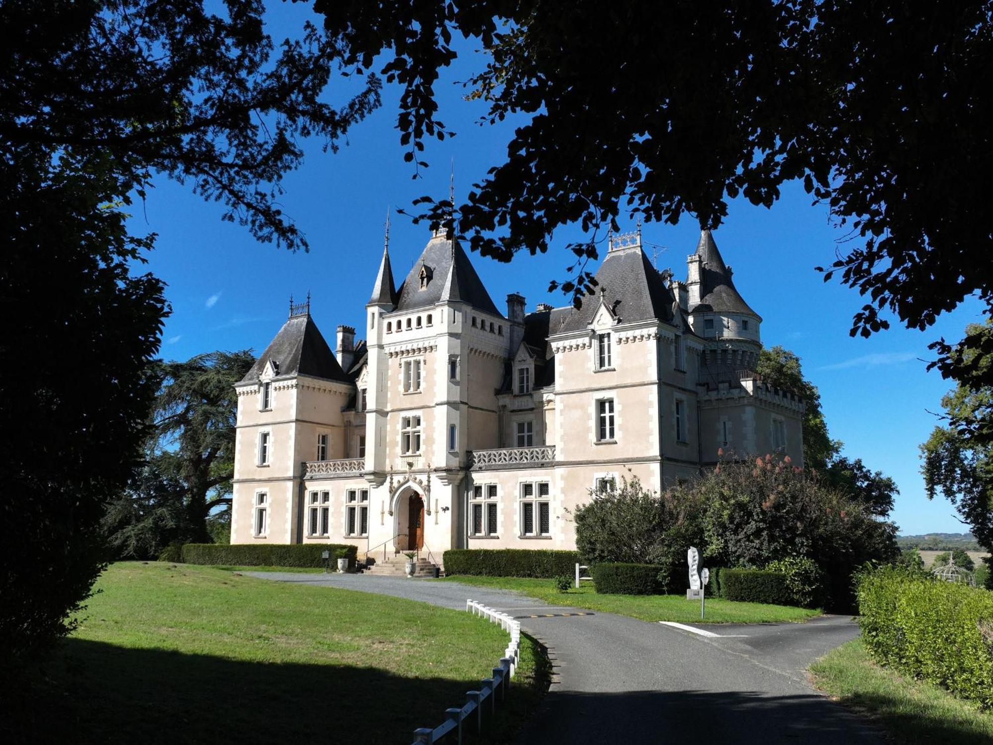 Sejour De Charme Au Chateau Avec Petit-Dejeuner Et Parking - Fr-1-591-705 Cluis Exteriör bild